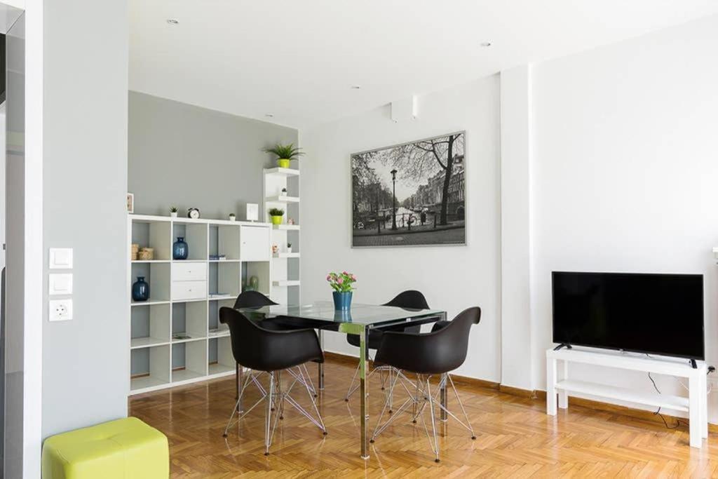 Sunlit 2Br Oasis In Metaxourghio 3Min From Metro Apartment Athens Luaran gambar