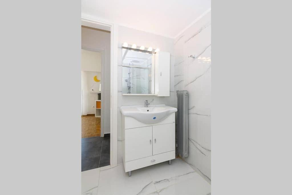 Sunlit 2Br Oasis In Metaxourghio 3Min From Metro Apartment Athens Luaran gambar