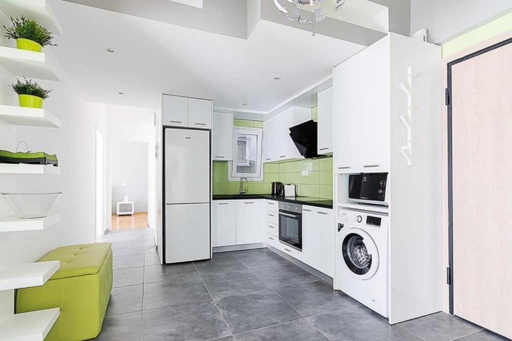 Sunlit 2Br Oasis In Metaxourghio 3Min From Metro Apartment Athens Luaran gambar