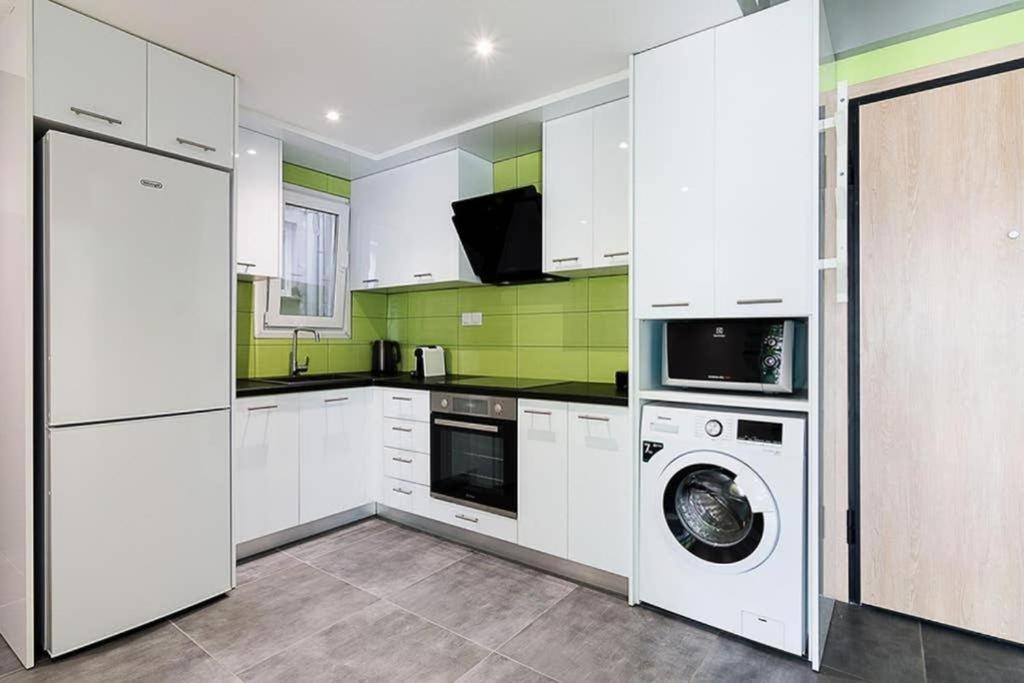 Sunlit 2Br Oasis In Metaxourghio 3Min From Metro Apartment Athens Luaran gambar
