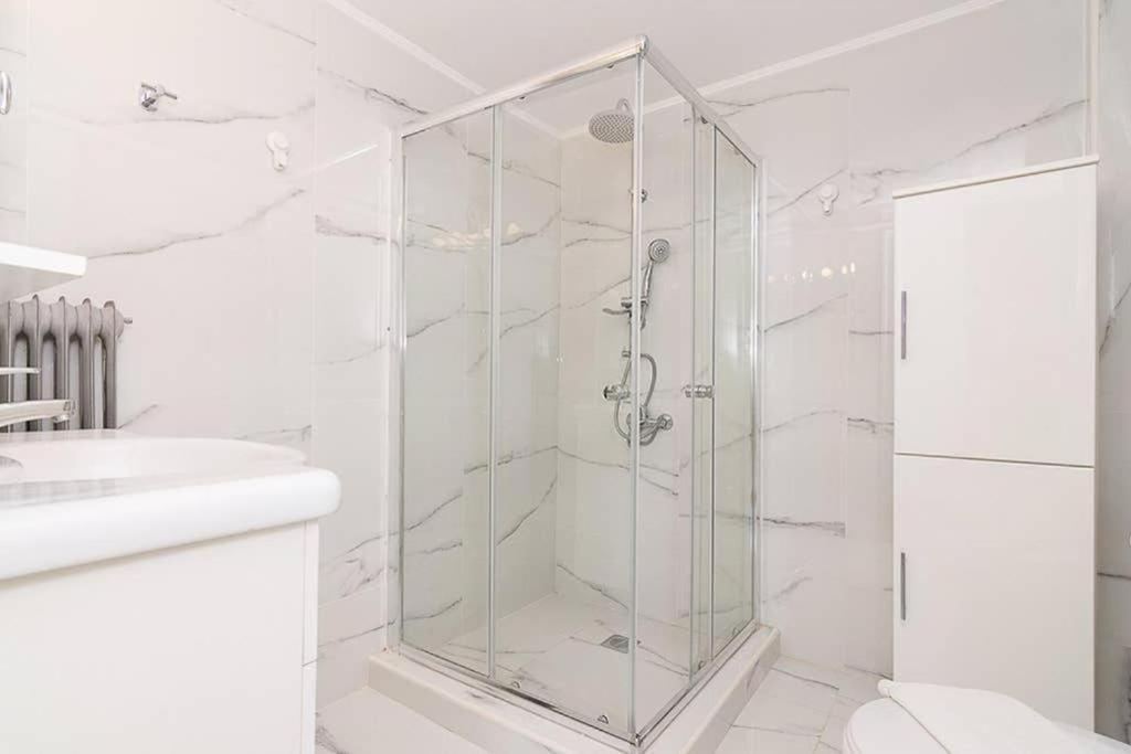 Sunlit 2Br Oasis In Metaxourghio 3Min From Metro Apartment Athens Luaran gambar