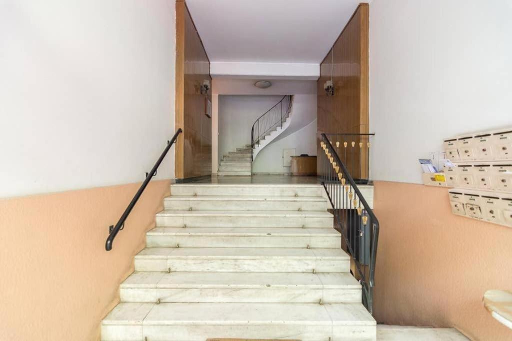 Sunlit 2Br Oasis In Metaxourghio 3Min From Metro Apartment Athens Luaran gambar