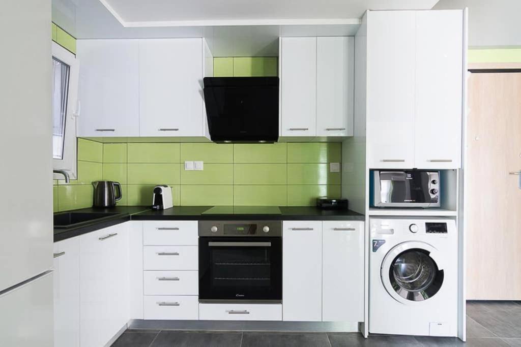 Sunlit 2Br Oasis In Metaxourghio 3Min From Metro Apartment Athens Luaran gambar